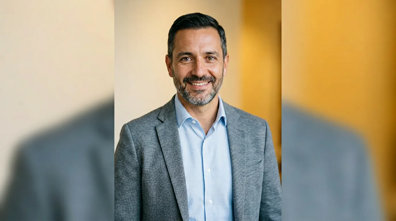 Tomasz Zieliński, specjalista od komunikacji z klientem imigranckim, portret zespołu, 480x560 px